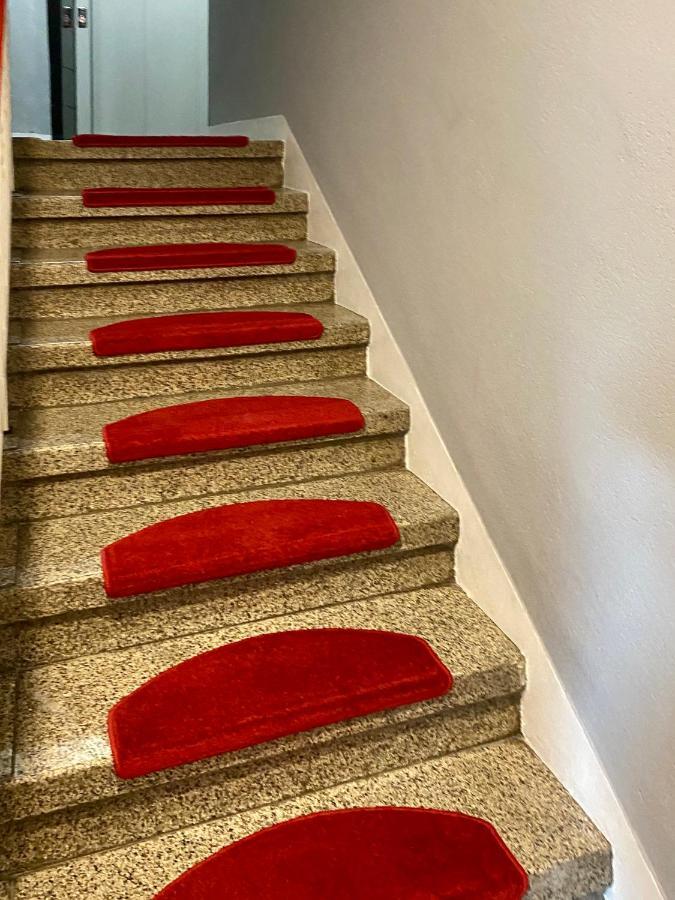 Tm Aparts Dortmund Exterior foto Carpet on a staircase