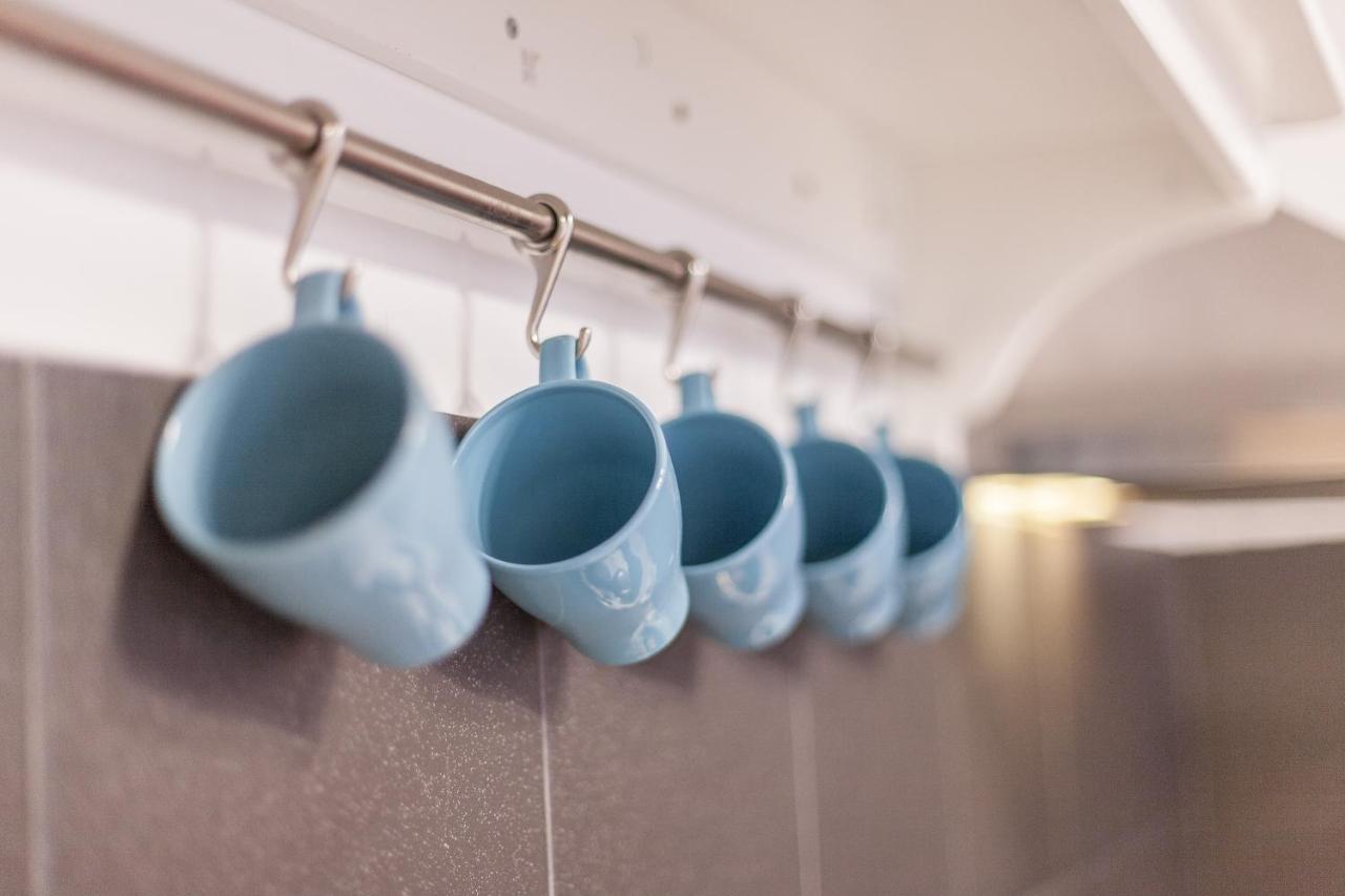 Tm Aparts Dortmund Exterior foto Mugs hanging on a rail